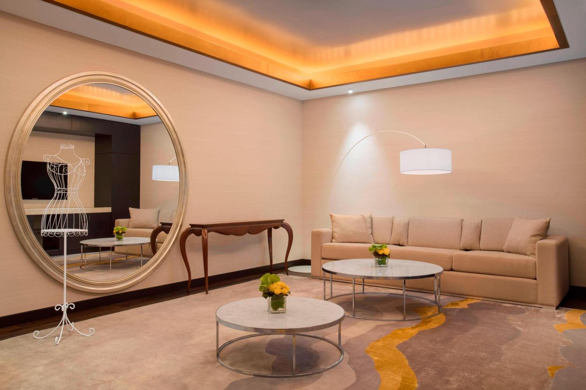The Westin Doha Hotel & Spa Luaran gambar A suite at the hotel